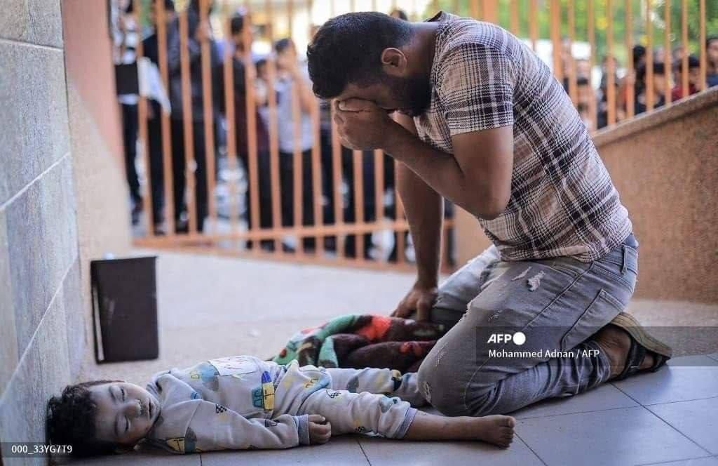 أب يودع طفله الذي ارتقى بقصف طائرات الاحتلال على غزة